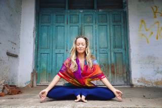 Kino MacGregor feet photo thumbnail