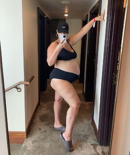 Ashley Graham feet photo thumbnail