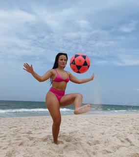 Larissa Manoela feet photo thumbnail