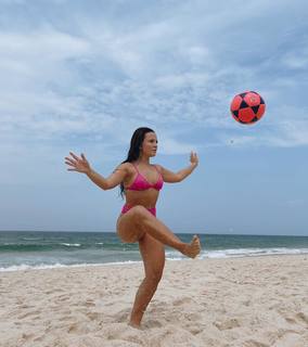 Larissa Manoela feet photo thumbnail