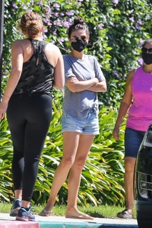 Mila Kunis feet photo thumbnail