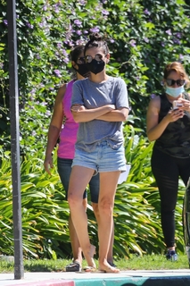 Mila Kunis feet photo thumbnail