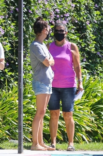 Mila Kunis feet photo thumbnail