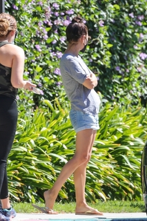 Mila Kunis feet photo thumbnail