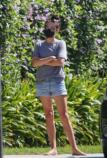 Mila Kunis feet photo thumbnail