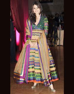Anushka Sharma feet photo thumbnail