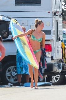 Shailene Woodley feet photo thumbnail