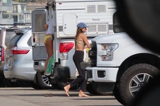 Shailene Woodley feet photo thumbnail