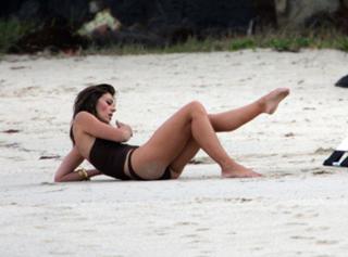 Elizabeth Hurley feet photo thumbnail