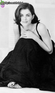 Elizabeth Hurley feet photo thumbnail