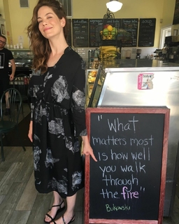 Michelle Monaghan feet photo thumbnail