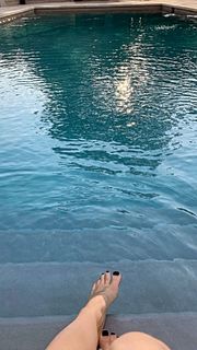 Avril Lavigne feet photo thumbnail