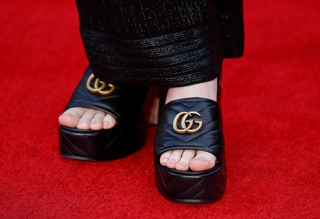 Billie Eilish feet photo thumbnail