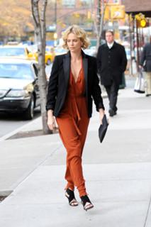 Charlize Theron feet photo thumbnail