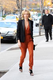 Charlize Theron feet photo thumbnail