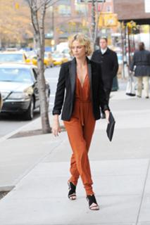 Charlize Theron feet photo thumbnail