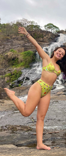 Larissa Manoela feet photo thumbnail