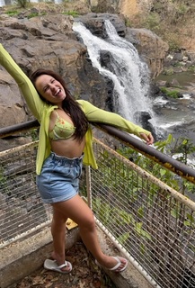Larissa Manoela feet photo thumbnail