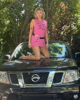 Miley Cyrus feet photo thumbnail