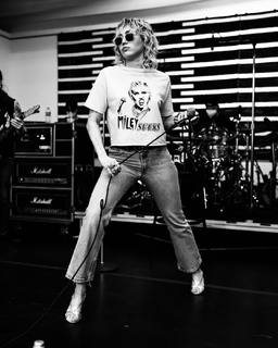 Miley Cyrus feet photo thumbnail
