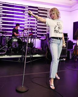 Miley Cyrus feet photo thumbnail