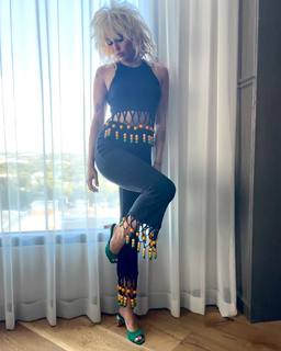 Miley Cyrus feet photo thumbnail