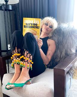 Miley Cyrus feet photo thumbnail