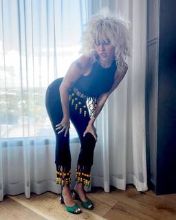 Miley Cyrus feet photo thumbnail