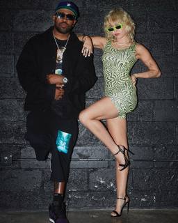 Miley Cyrus feet photo thumbnail