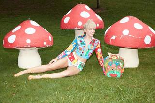 Miley Cyrus feet photo thumbnail