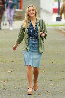 Reese Witherspoon feet photo thumbnail