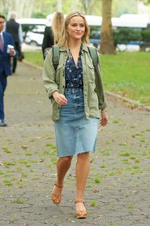 Reese Witherspoon feet photo thumbnail