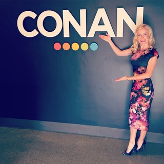 Angela Kinsey feet photo thumbnail