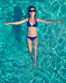 Angela Kinsey feet photo thumbnail