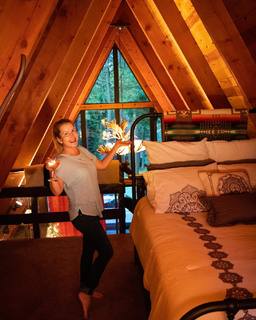 Angela Kinsey feet photo thumbnail