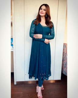 Zareen Khan feet photo thumbnail