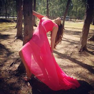 Zareen Khan feet photo thumbnail
