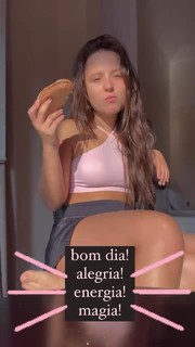 Larissa Manoela feet photo thumbnail
