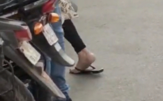 Zareen Khan feet photo thumbnail