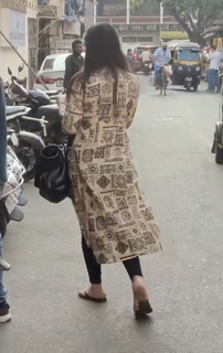 Zareen Khan feet photo thumbnail
