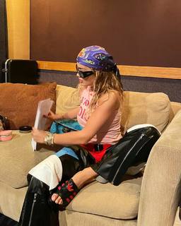 Rita Ora feet photo thumbnail