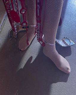 Rita Ora feet photo thumbnail