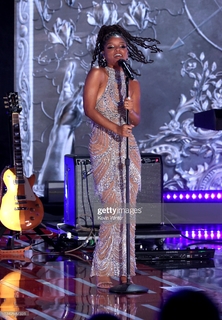 Halle Bailey feet photo thumbnail