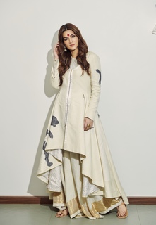 Kriti Sanon feet photo thumbnail
