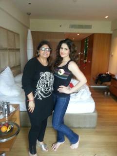 Zareen Khan feet photo thumbnail