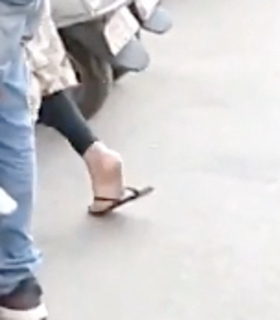 Zareen Khan feet photo thumbnail