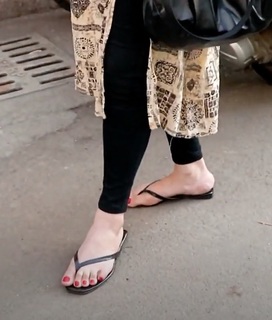 Zareen Khan feet photo thumbnail