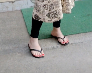 Zareen Khan feet photo thumbnail