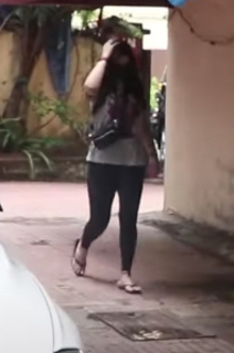 Zareen Khan feet photo thumbnail