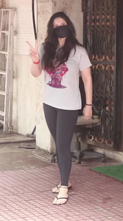 Zareen Khan feet photo thumbnail